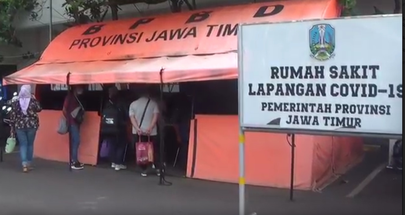 Para pekerja migran yang terpapar virus korona  tiba di RS Lapangan Surabaya. (metrotv)