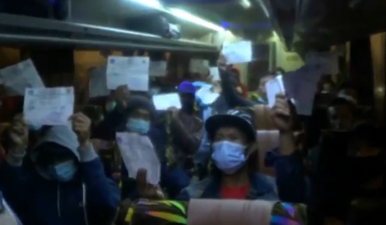 Pemudik Membeludak, Pemeriksaan Surat Sehat di Pelabuhan Ketapang Diperketat