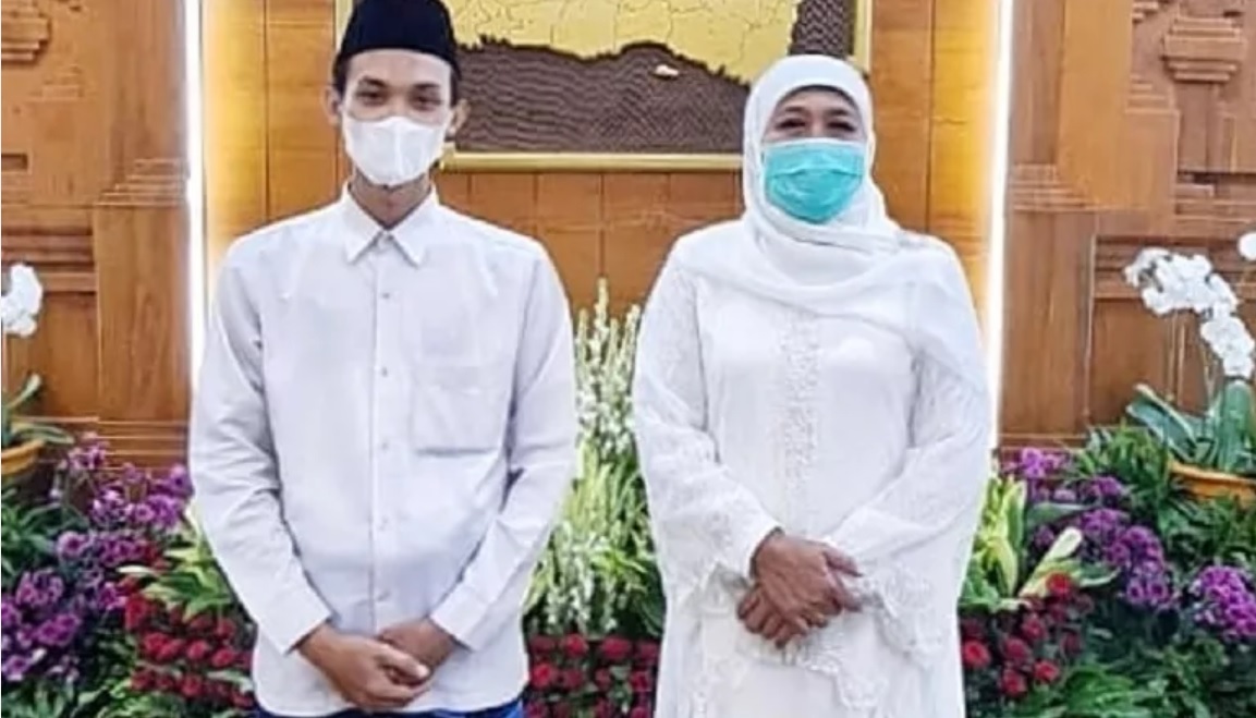 Gubernur Jawa Timur, Khofifah Indar Parawansa berfoto bersama Rahmat Alfian Hidayat Al - Hafidz  (Foto / Istimewa)