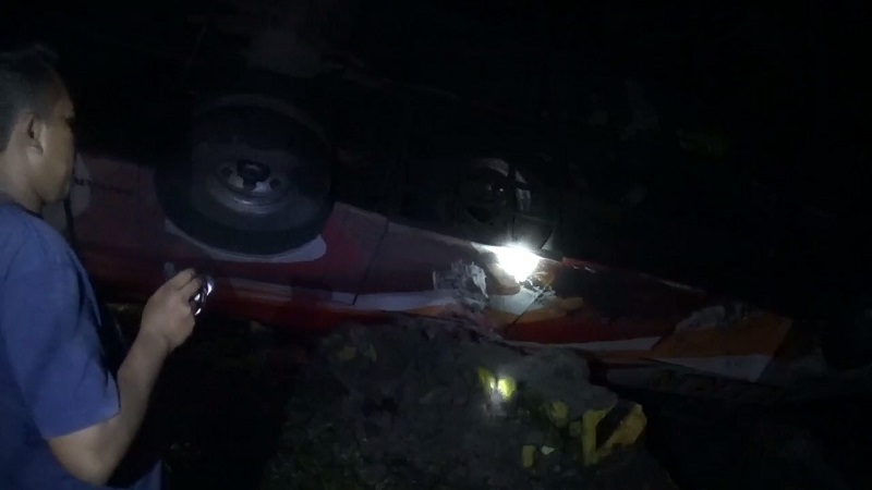 Bus Mira Terbalik, Penumpang Merangkak dengan Kondisi Terluka