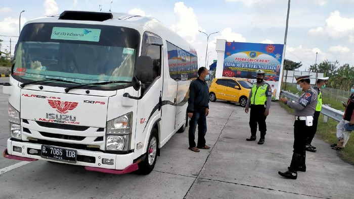 Travel Gelap Beserta 15 Pemudik Diamankan Saat Penyekatan di Tol Ngawi