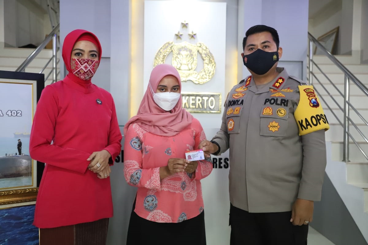 Polres Mojokerto Gratiskan SIM A Istri Awak KRI Nanggala 402