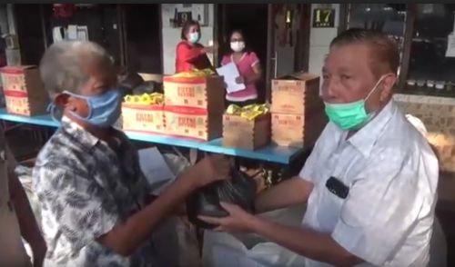 Warga Tionghoa di Jombang membagikan  450 paket sembako untuk fakir miskin. (metrotv)