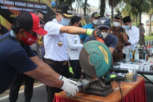 Wakil Bupati Blitar, Rahmat Santoso mengergaji knalpot brong. (hum)