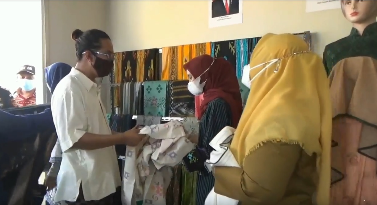 Sarung Wedani Gresik Tembus Lima Negara