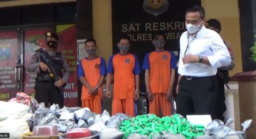 Tiga orang pembuat dan penjual bahan peledak ditangkap satuan reserse kriminal Polres Jombang. (metrotv) 