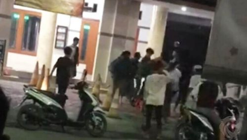 Belasan pemuda terlibat tawuran depan masjid di Situbondo. (metroTV) 