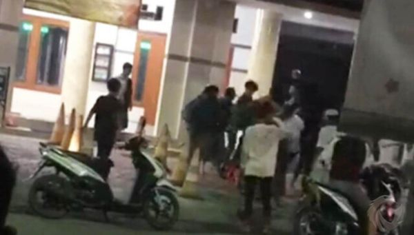 Tawuran Depan Masjid di Situbondo, Viral!