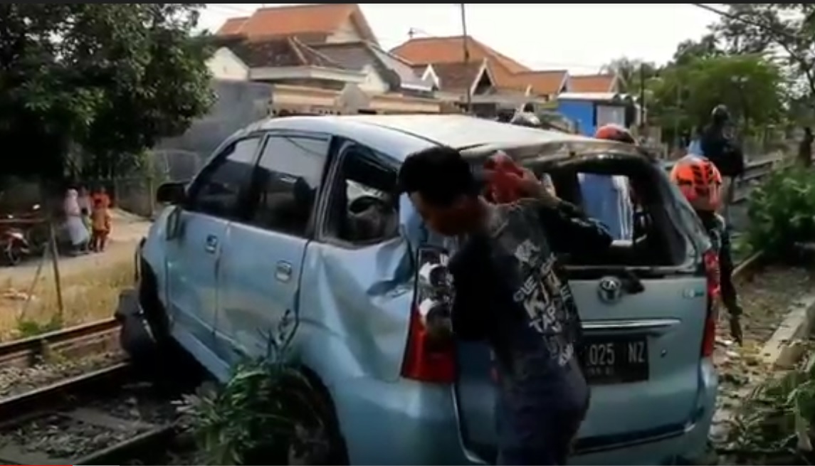Sopir Ngantuk, Mobil Melaju di Atas Rel Kereta