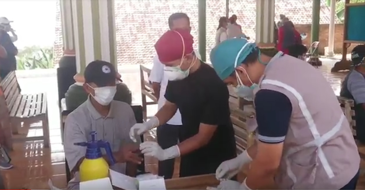 Ratusan warga Tulungagung menjalani rapid test. (metrotv)