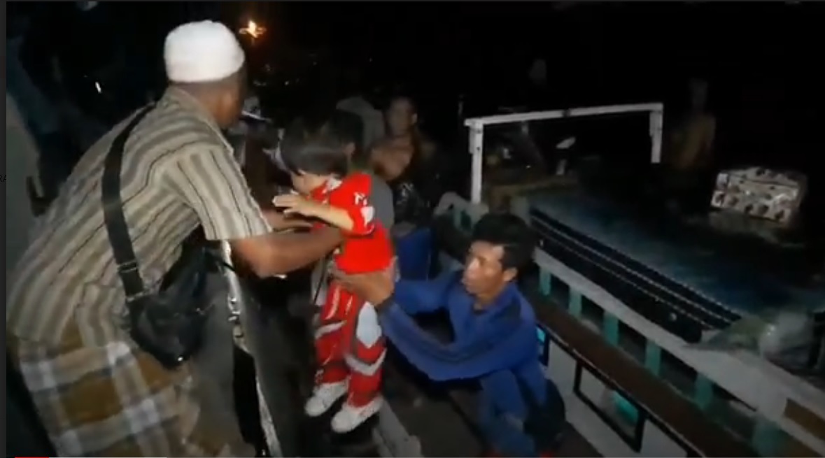 Sejumlah warga mudik ke Madura terpaksa naik kapal kayu karena tidak mendapatkan tiket kapal feri. (metrotv)