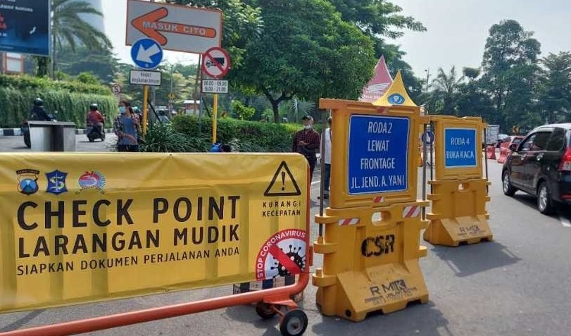 Pengendara berplat luar Surabaya tanpa persyaratan dipastikan putar balik (Foto / Metro TV)