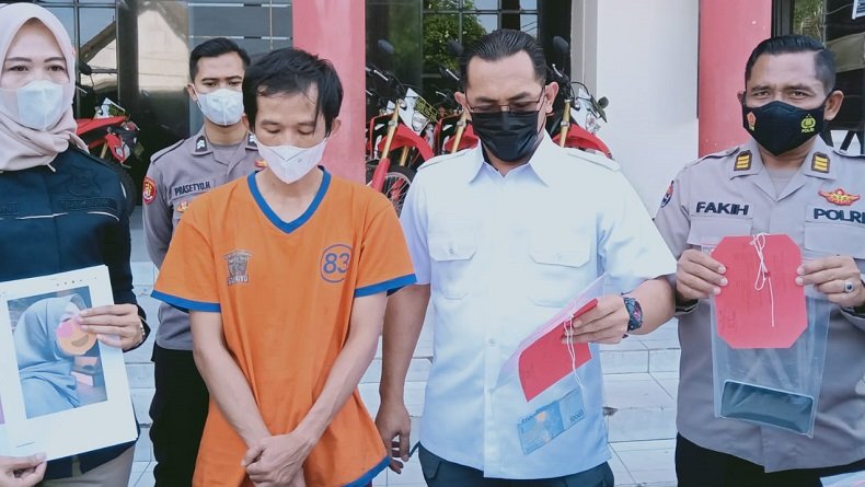 Kasat Reskrim Polrestabes Surabaya AKBP Oki Ahadian (dua dari kanan) menunjukkan barang bukti prostitusi online yang dijalankan tersangka HY (Foto/ Metro TV)