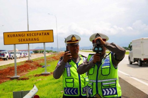 Viral 2 Mobil Kejar-kejaran di Tol, Berapa <i>Sih</i> Batas Kecepatan di Jalan Bebas Hambatan?