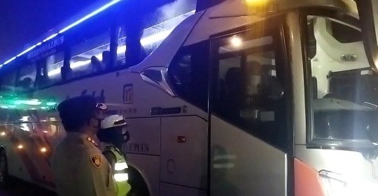 Bus travel diminta putar balik saat melintas di exit tol Mojokerto (Foto / Metro TV)