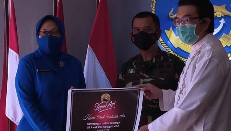 Deputy CEO PT Kapal Api Global, Adi Haryono saat memberikan donasi kepada Panglima KOARMADA II, Laksda TNI ING Sudihartawan untuk 53 keluarga KRI Nanggala 402 (Foto / Istimewa)