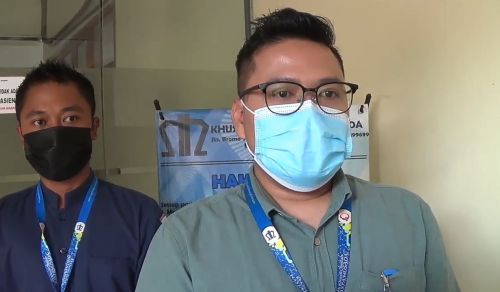 Wakil Direksi Rumah Sakit Bedah Hasta Husada, Edy Wahyudi  saat menjelaskan kondisi Eva (Foto / Metro TV)