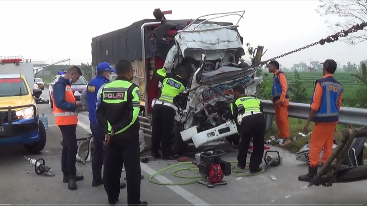 Truk Santap Bokong Fuso di Tol Ngawi, 2 Tewas!