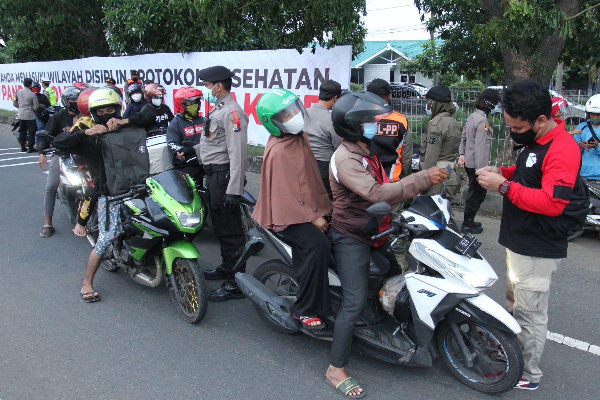 Ratusan kendaraan menuju Madura dari Jembatan Suramadu dipaksa putar balik. (mediaindonesia)