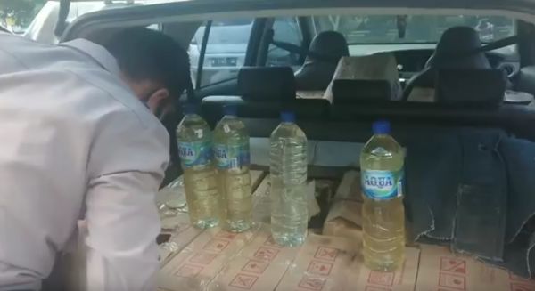 Petugas Penyekatan Temukan Minibus Angkut Ratusan Botol Miras