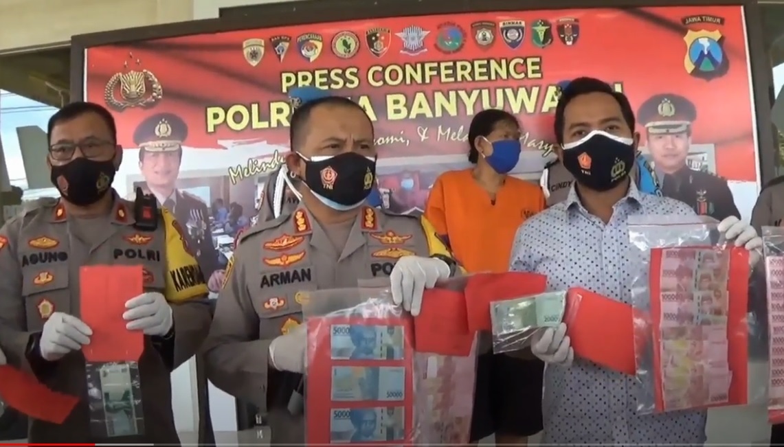 Uang palsu hasil produksi ibu rumah tangga dibeber Kapolres Banyuwangi. (metrotv)