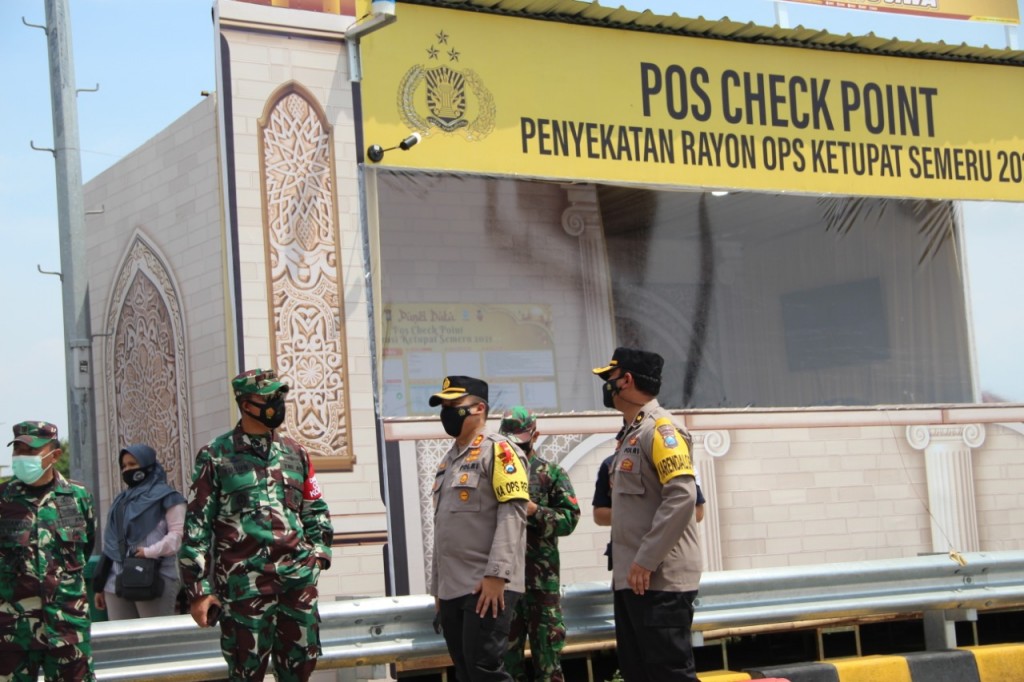 Kapolres Malang, AKBP Hendri Umar, meninjau pos penyekatan di Exit Tol Singosari, Kabupaten Malang, Jawa Timur, Kamis 6 Mei 2021. Foto: Medcom.id/Daviq Umar Al Faruq. 