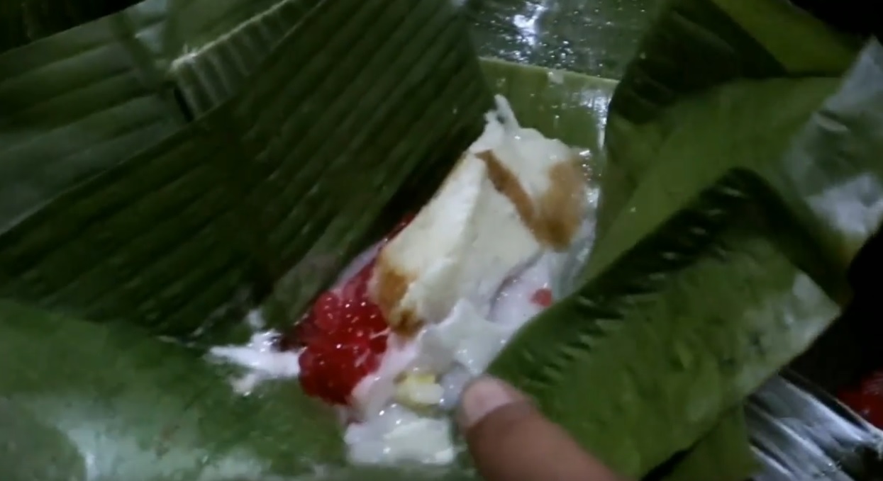 Bongko kopyor berbahan baku buah pisang, buah nangka, buah kelapa, roti dan santan ini hanya bisa ditemui pada bulan suci ramadan. (metrotv)