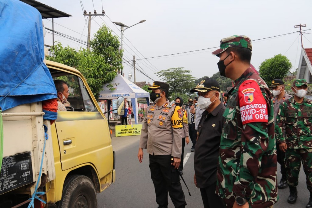 Personel Polres Batu dan Pemkab Malang meninjau pos penyekatan perbatasan Malang-Kediri, tepatnya di kawasan Kasembon, Kabupaten Malang, Jawa Timur