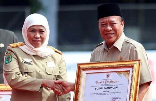 Mantan Bupati Lamongan Fadeli saat menerima penghargaan dari Gubernur Jatim. (ist)