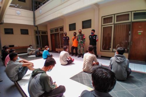 Belasan pelajar dikarantina di Hotel Rengganis Situbondo. (antara)