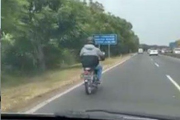 Pengendara motor melenggang  di ruas tol Gresik-Surabaya. (ist)