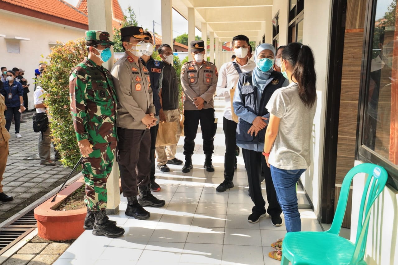 Gubernur Jawa Timur, Khofifah Indar Parawansa bersama Forkopimda Jatim mendatangi salah satu migran yang menjalani isolasi di Madiun (Foto / Metro TV)