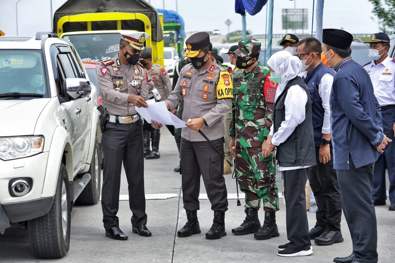  Forkopimda Jatim melakukan pengecekan posko check point penyekatan larangan mudik lebaran 2021 di exit tol Ngawi (Foto / Metro TV)