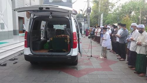 Proses salat jenazah almarhum Fadeli, mantan Bupati Lamongan (Foto / Metro TV)