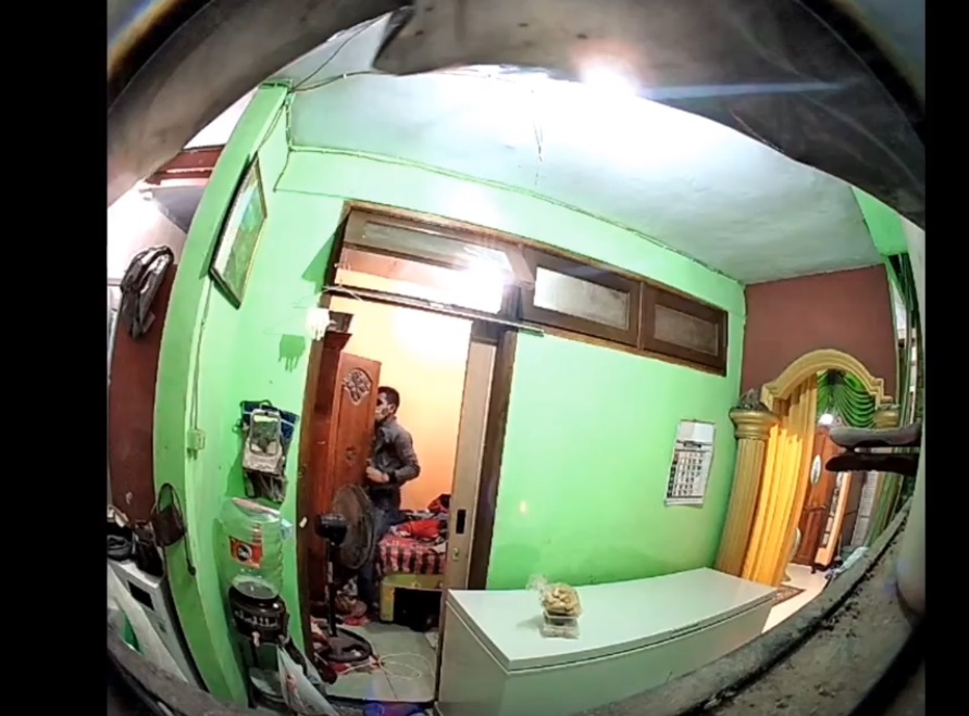 Detik-detik pelaku SL melakukan pencurian di rumah korban (Foto / Metro TV)