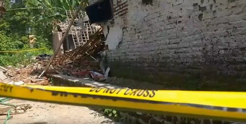 Kondisi rumah Zainal yang hancur usai petasan yang ia simpan meledak (Foto / Metro TV)