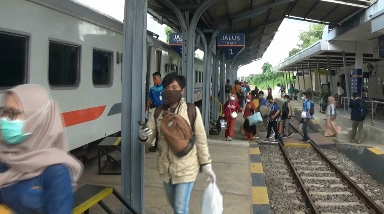 Banyak penumpang kereta gagal berangkat lantaran tak lolos verifikasi (Foto / Metro TV)