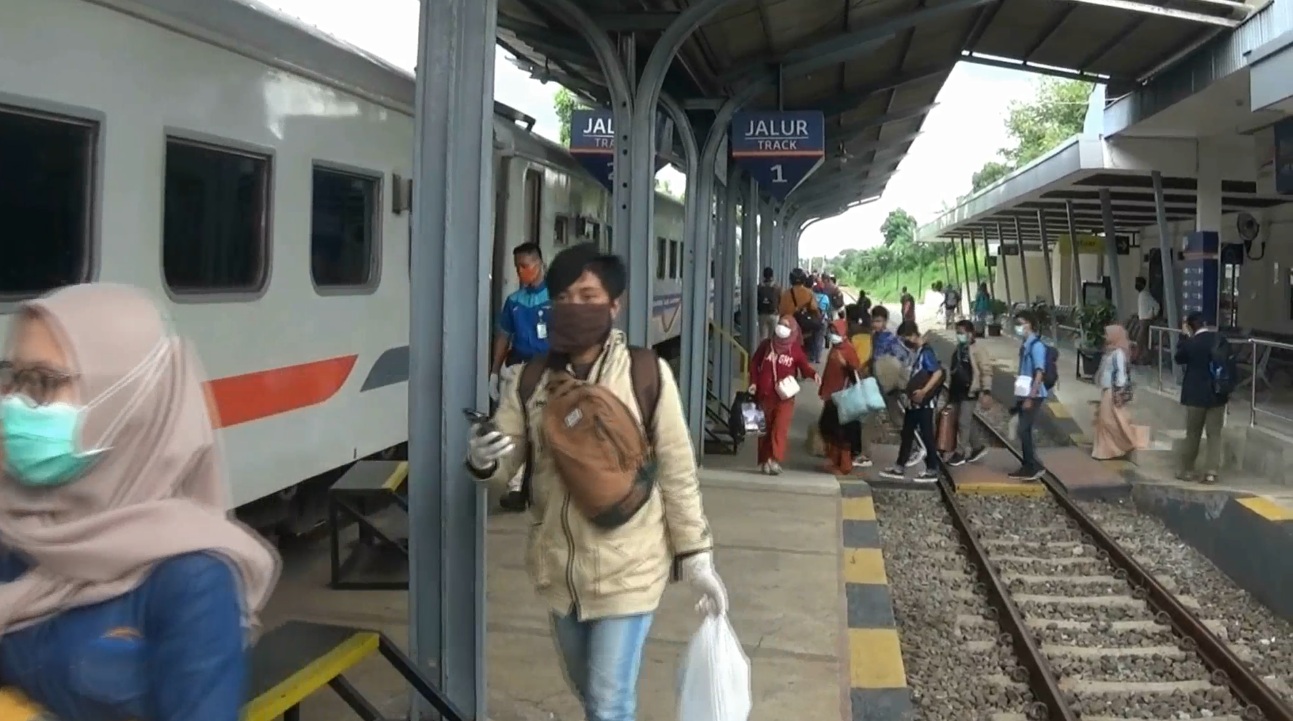 Tak Lolos Verifikasi, Ratusan Penumpang Ditolak Naik Kereta Api di Daop 8 Surabaya