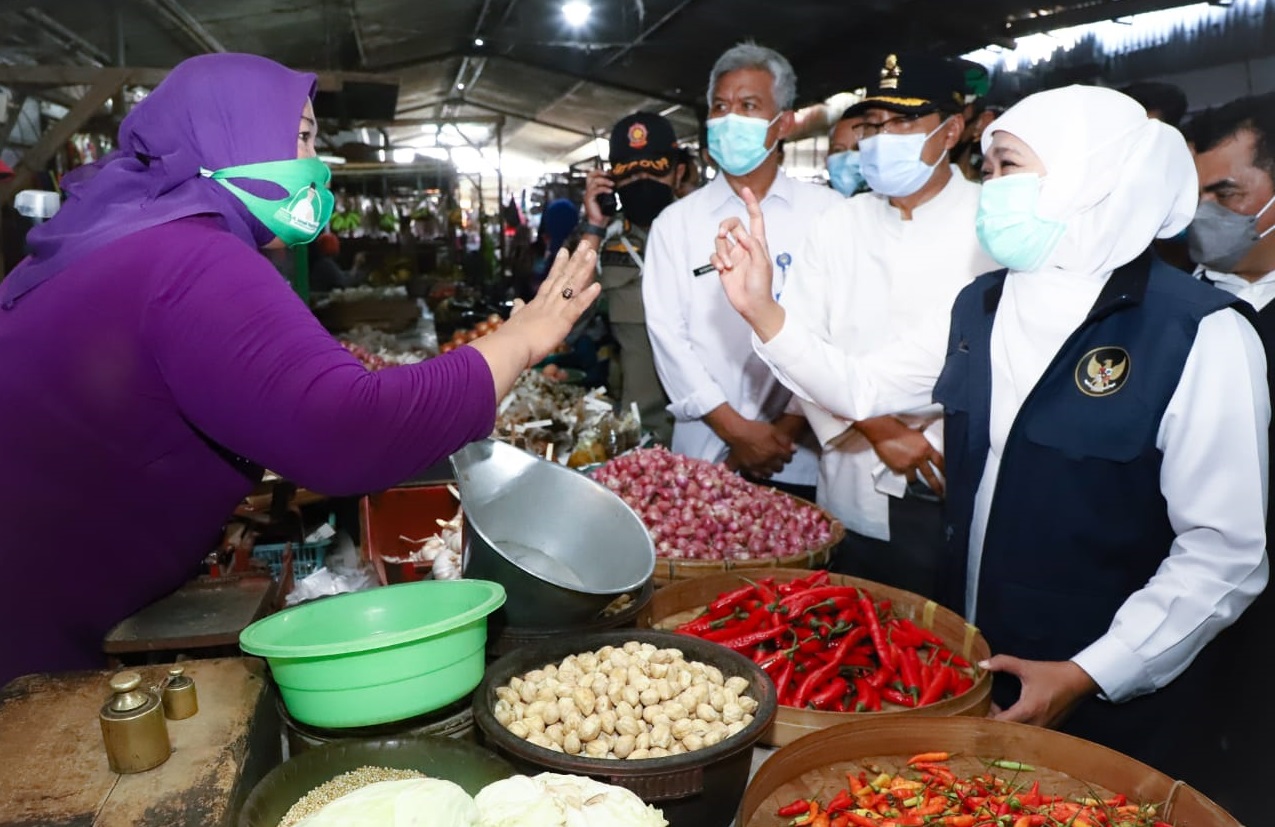 Gubernur Jawa Timur, Khofifah Indar Parawansa bersama Walikota Pasuruan mengecek harga sembako di pasar (Foto / Metro TV)