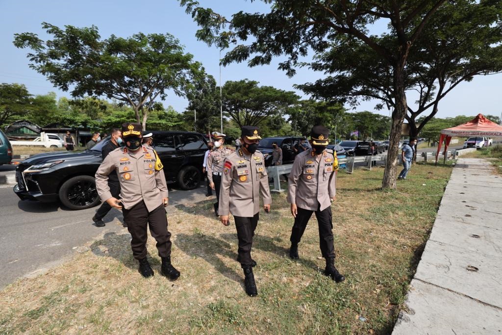 Tim Supervisi Mabes Polri Irwasum Polri, didampingi Kapolda Jawa Timur Irjen Pol Nico Afinta, melakukan pengecekan di Pos Pengamanan Lebaran 2021 di Bangkalan, Madura (Foto / Clicks.id)