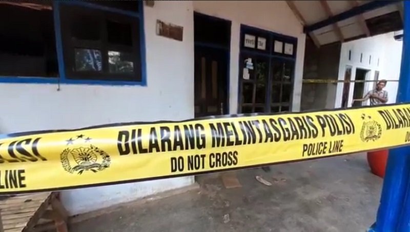 Rumah korban Jamu diberi garis polisi setelah tewas dianiaya cucunya (Foto / Metro TV)