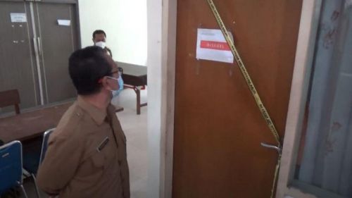 Sekda Nganjuk M Yasin saat memeriksa sejumlah ruangan yang tersegel (Foto / Metro TV)