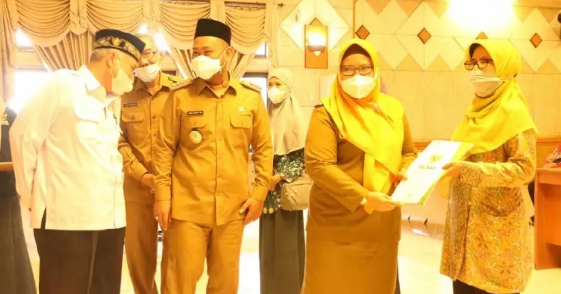 Bupati-Wakil Bupati Gresik, Fandi Akhmad Yani dan Aminatun Habibah memberikan bantuan berupa program jaring pengaman sosial (JPS) (Foto / Istimewa)