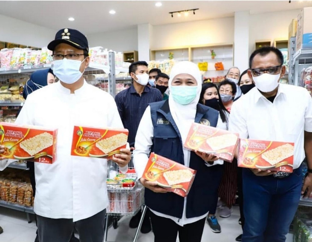 Gubernur Jatim Khofifah Indar Parawansa (tengah) menunjukkan makanan bipang di pasar Kota Pasuruan, Minggu, 9 Mei 2021/Istimewa