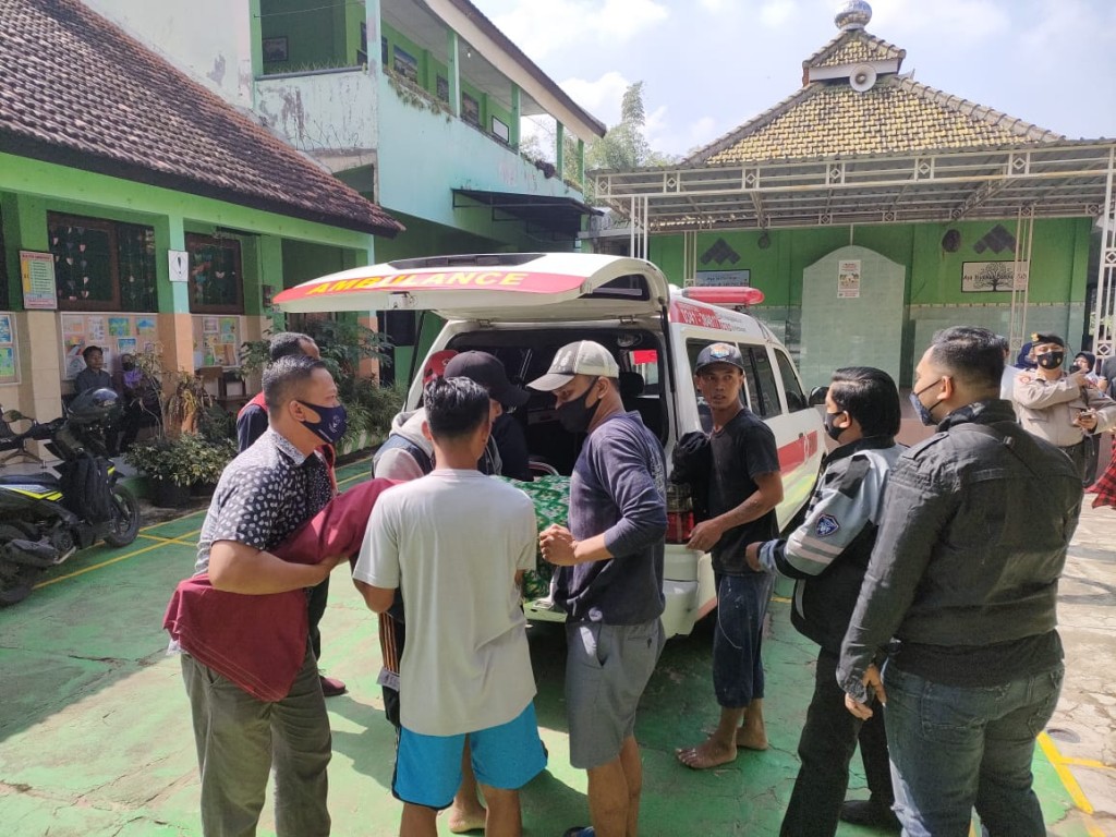 Evakuasi korban hanyut di Sungai Brantas