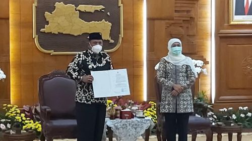 Gubernur Jatim, Khofifah Indar Parawansa menunjuk Wakil Bupati Nganjuk Marhaen Djumadi sebagai Pelaksana Tugas (Plt) Bupati (Foto / Metro TV)