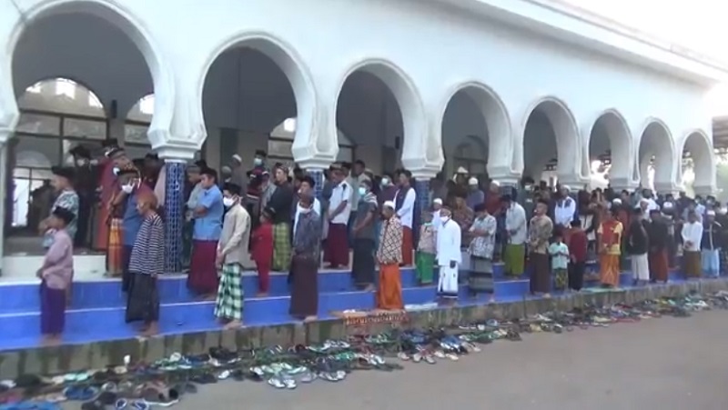 Ratusan jamaah di Jember lakukan salat ied pagi tadi (Foto / Metro TV)