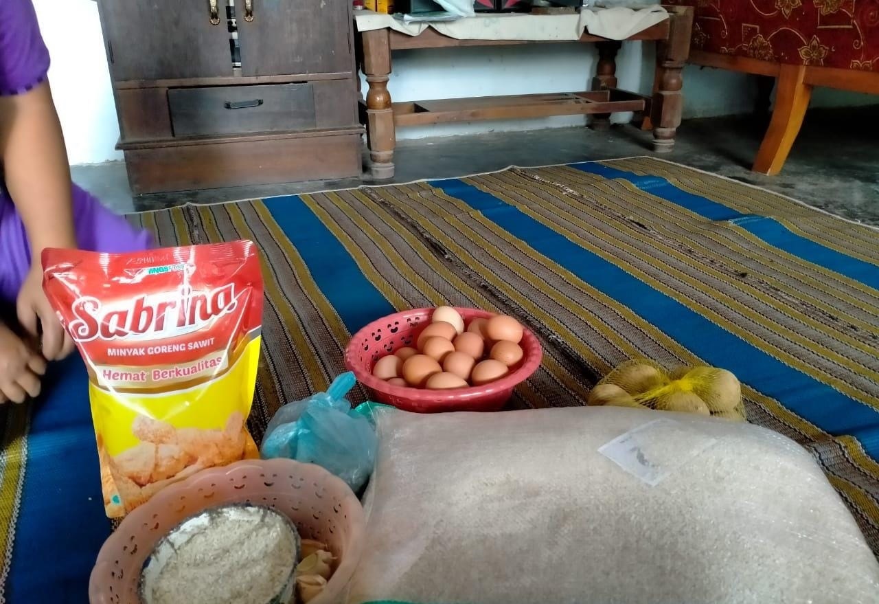 Temuan isi bansos Bantuan Pangan Non Tunai (BPNT)  yang diganti (Foto / Metro TV)