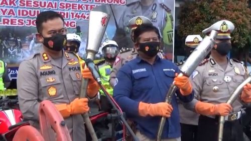 Polisi memusanhkan knalpot brong hasil razia dengan cara dipotong (Foto / Metro TV)
