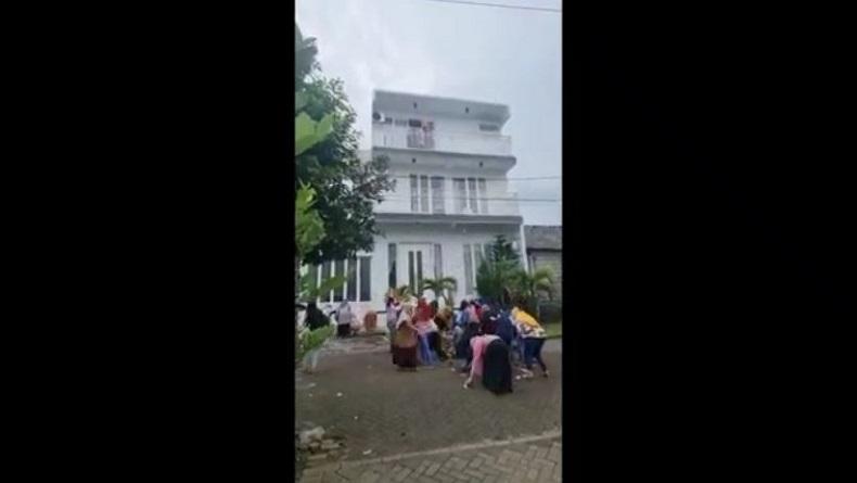 Tangkapan layar video pengusaha di Malang yang sebarkan uang dari balkon (Foto / Istimewa)